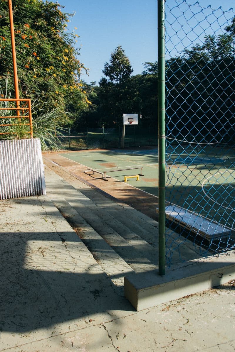 Ilustrasi lapangan basket di luar ruangan